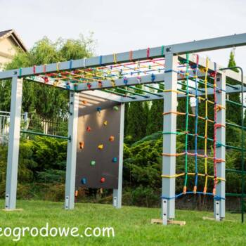 plac zabaw w ogrodzie przydomowym i ścianki wspinaczkowe dla dzieci