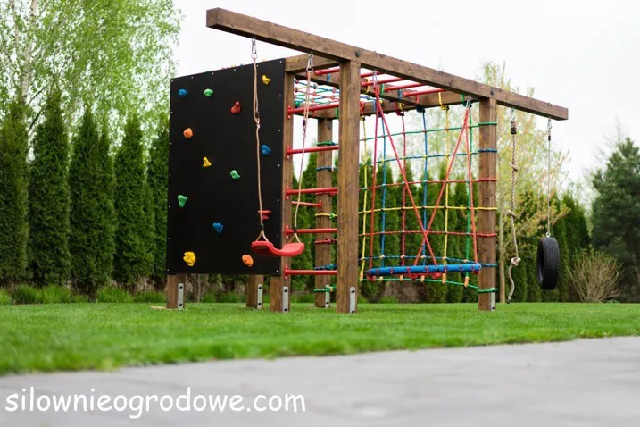 plac zabaw w ogrodzie przydomowym i ścianki wspinaczkowe dla dzieci