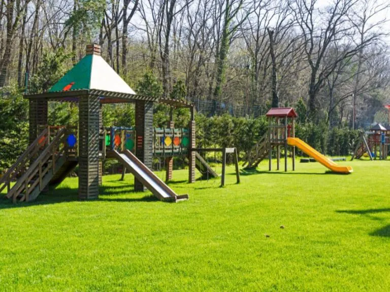 Pomysły na ogrodowe place zabaw dla dzieci w wieku przedszkolnym. Jakie atrakcje wybrać?