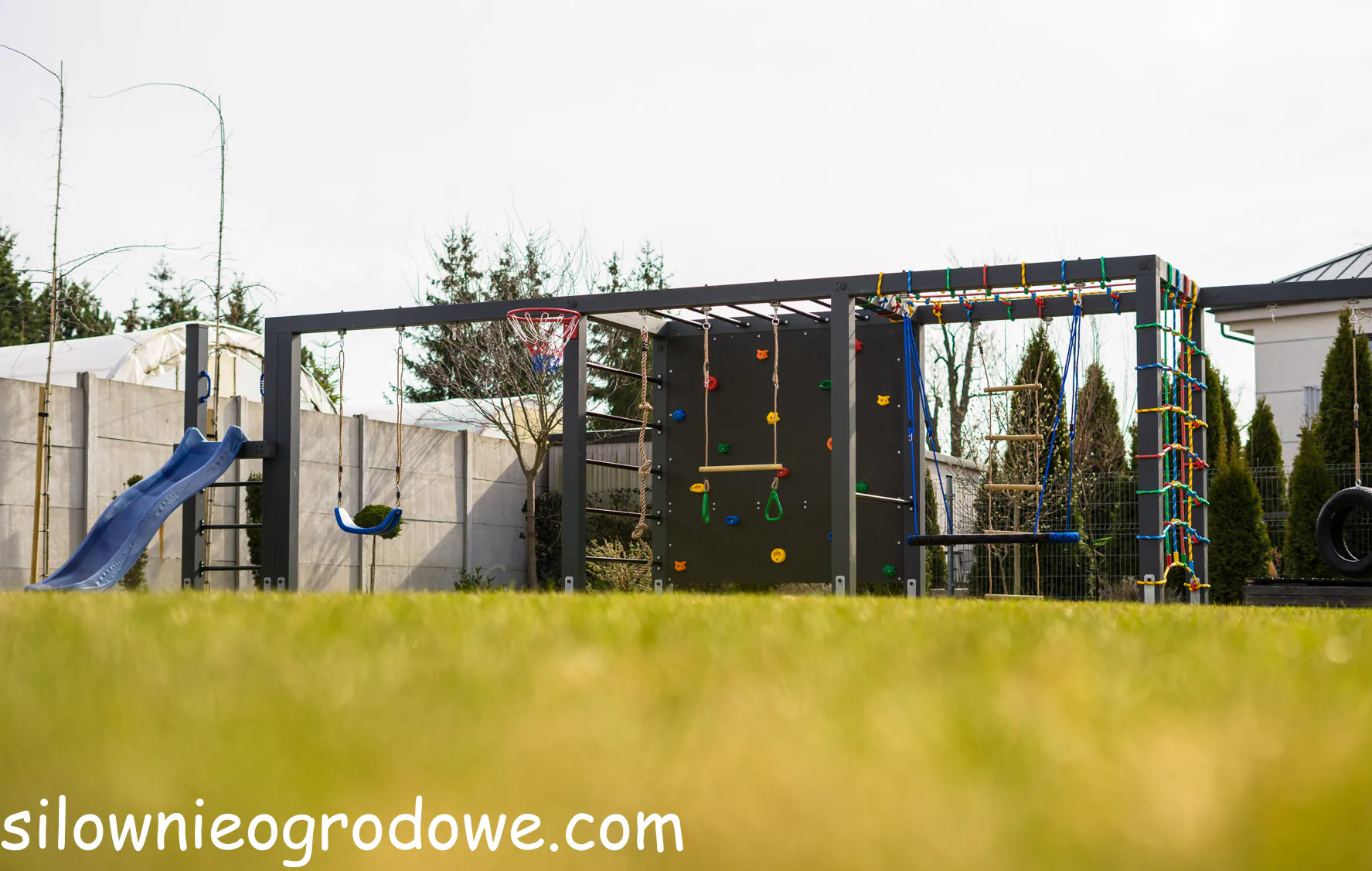 Nowoczesny plac zabaw do ogrody ze ścinka wspinaczkową