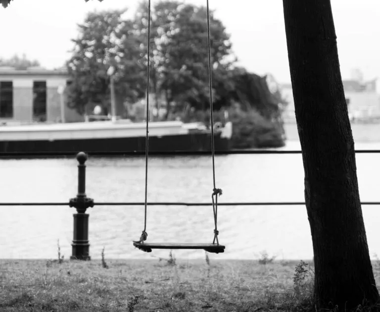 Drewniane huśtawki dla dzieci – kiedy warto pomyśleć o ich zakupie?