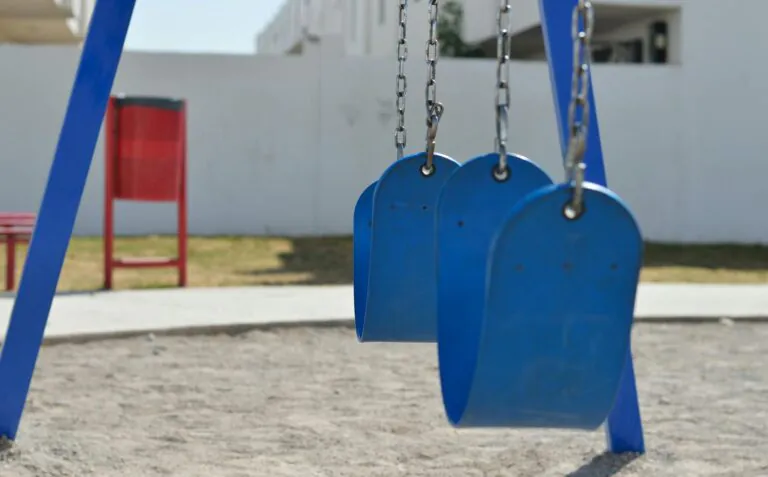 Podwójna huśtawka na plac zabaw dla dziecka – jak wybrać najlepszą?