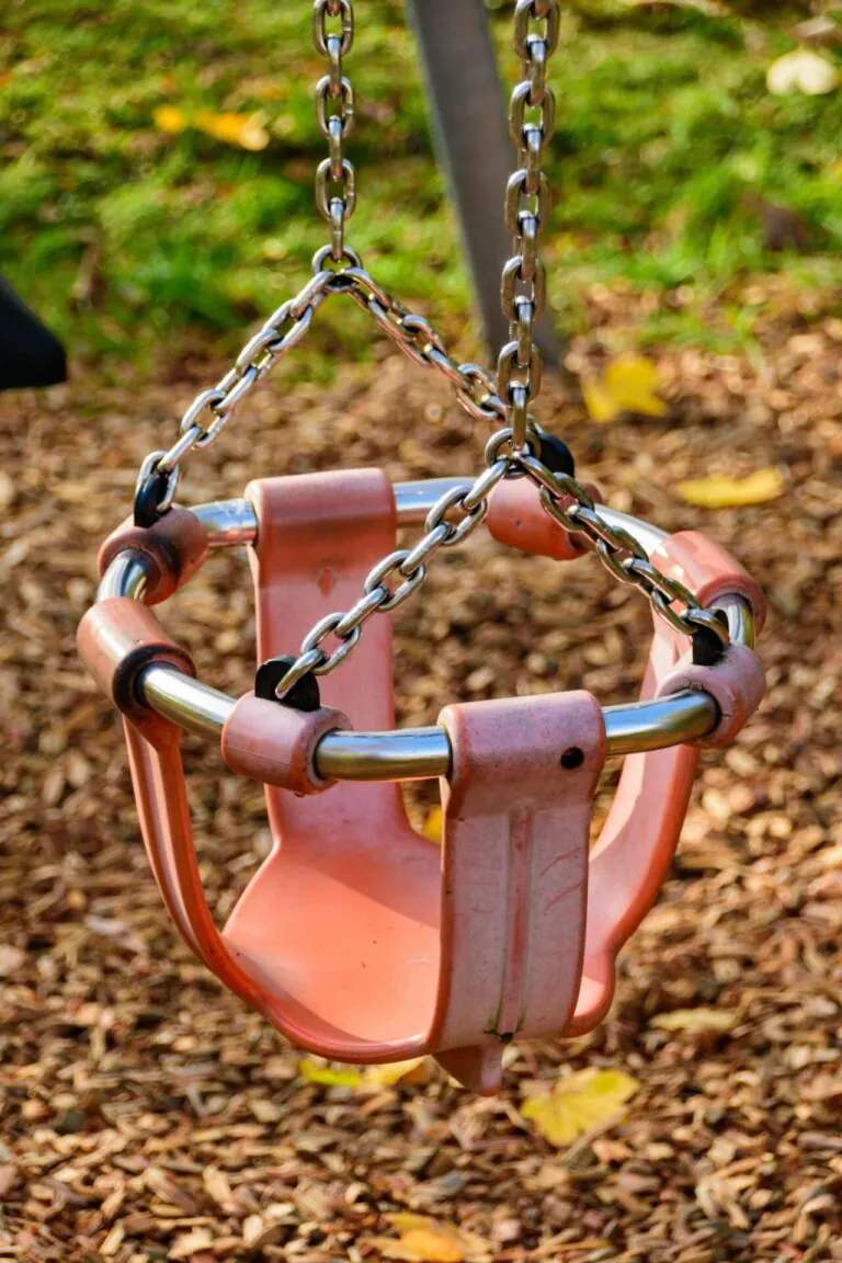 Huśtawki kubełkowe – czym różnią się od zwykłych?