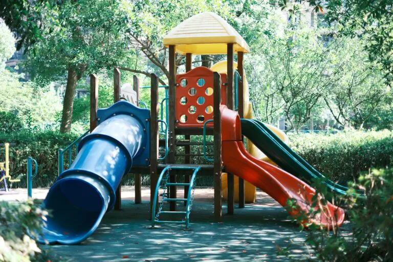Nawierzchnia na plac zabaw – czemu jest ważna i co najlepiej stosować?
