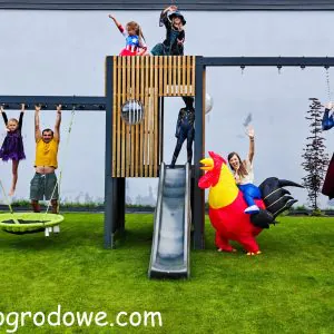 Nowoczesny plac zabaw z lamelami, drabinkami, zjeżdżalnią  i wysokimi huśtawkami - zestaw 34