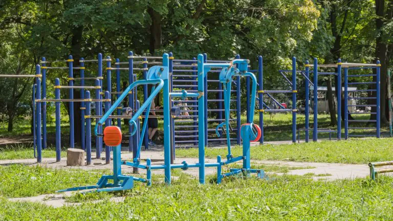 Integracja siłowni plenerowej z parkiem miejskim: zasady projektowania i możliwości dofinansowania